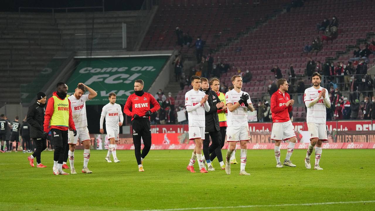 Die Spieler des 1. FC Köln bedanken sich nach dem 0:2 gegen den FC Augsburg bei ihren Fans.