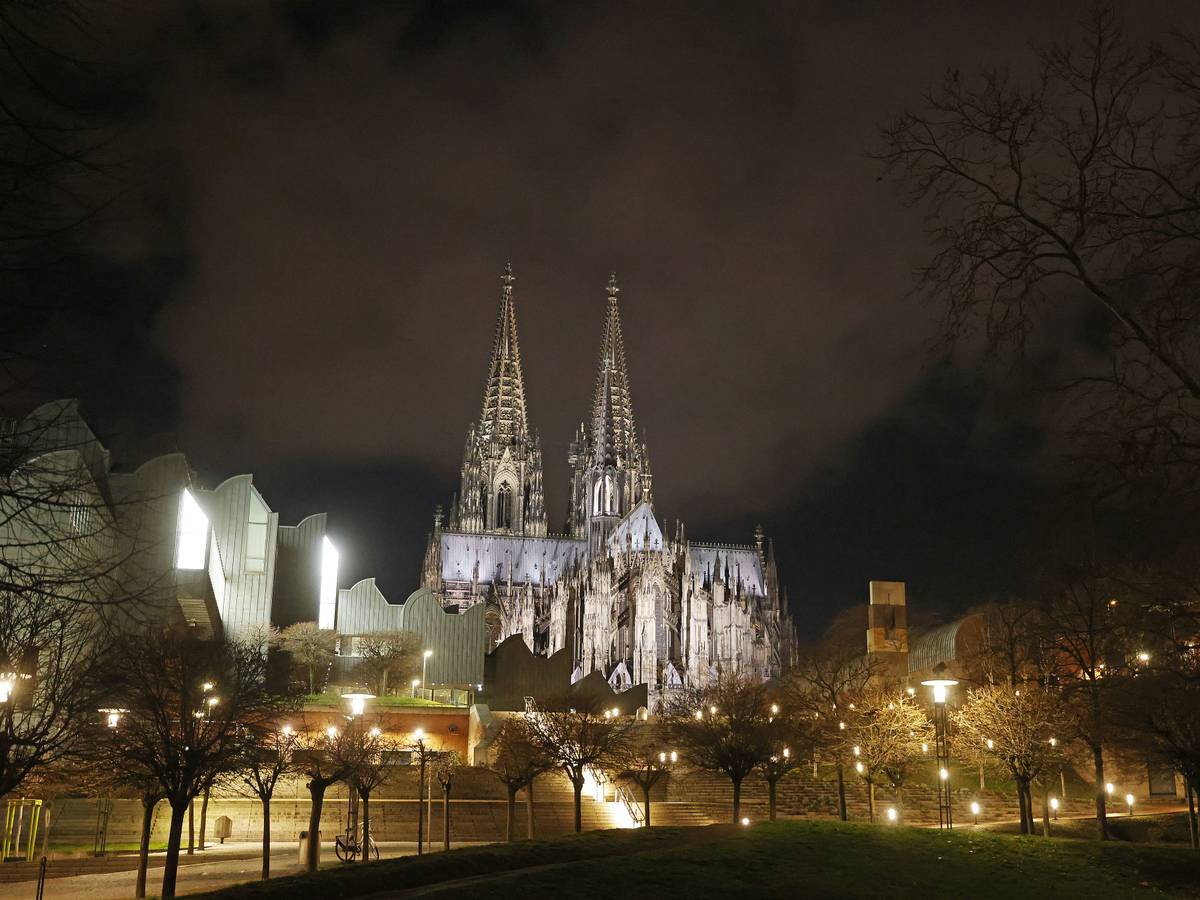Der angestrahlte Kölner Dom vom Rheinufer aus betrachtet.