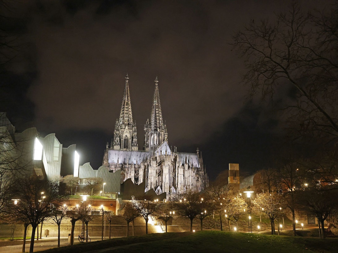 Der angestrahlte Kölner Dom vom Rheinufer aus betrachtet.