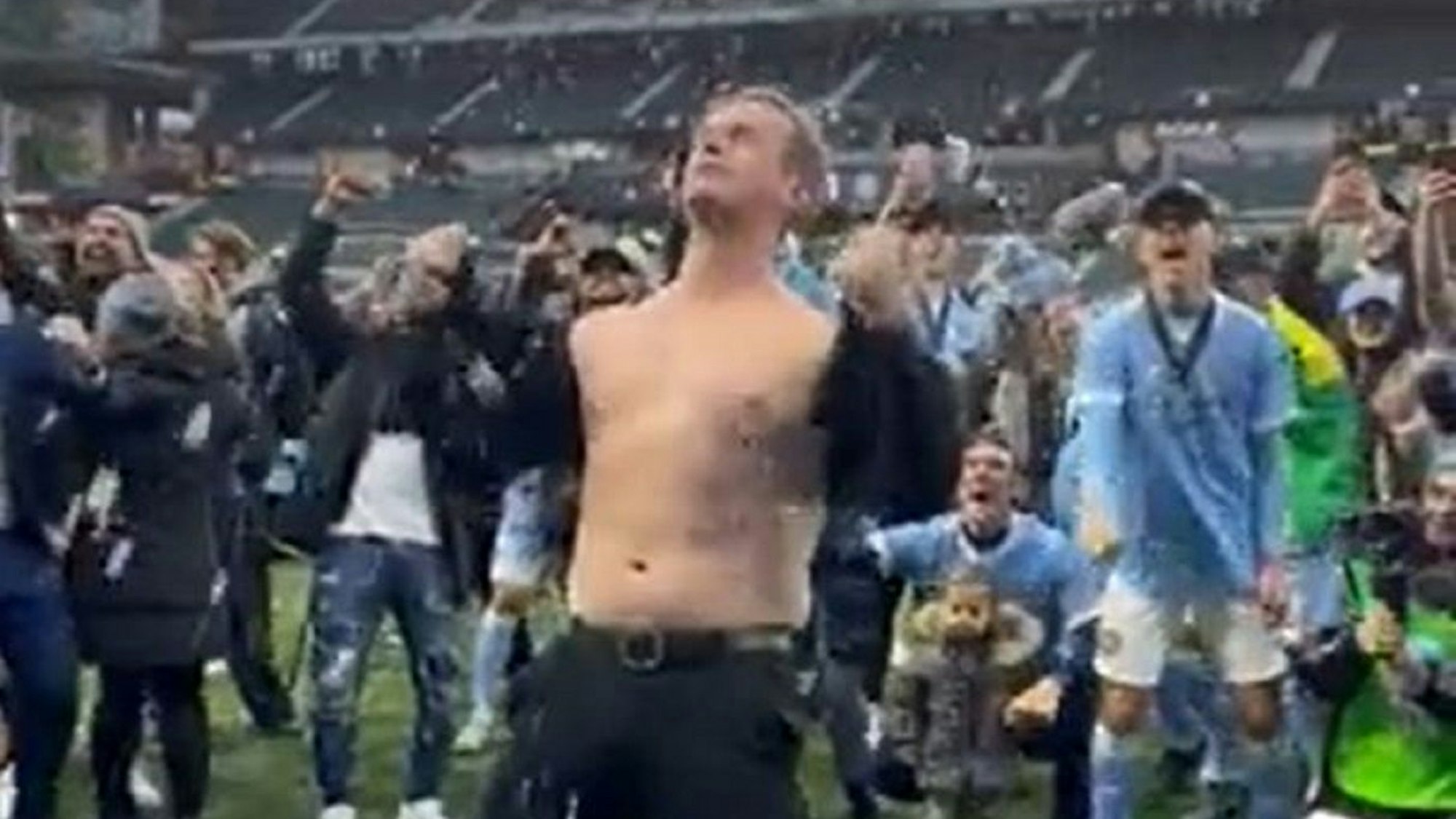 Ronny Deila jubelt oben ohne