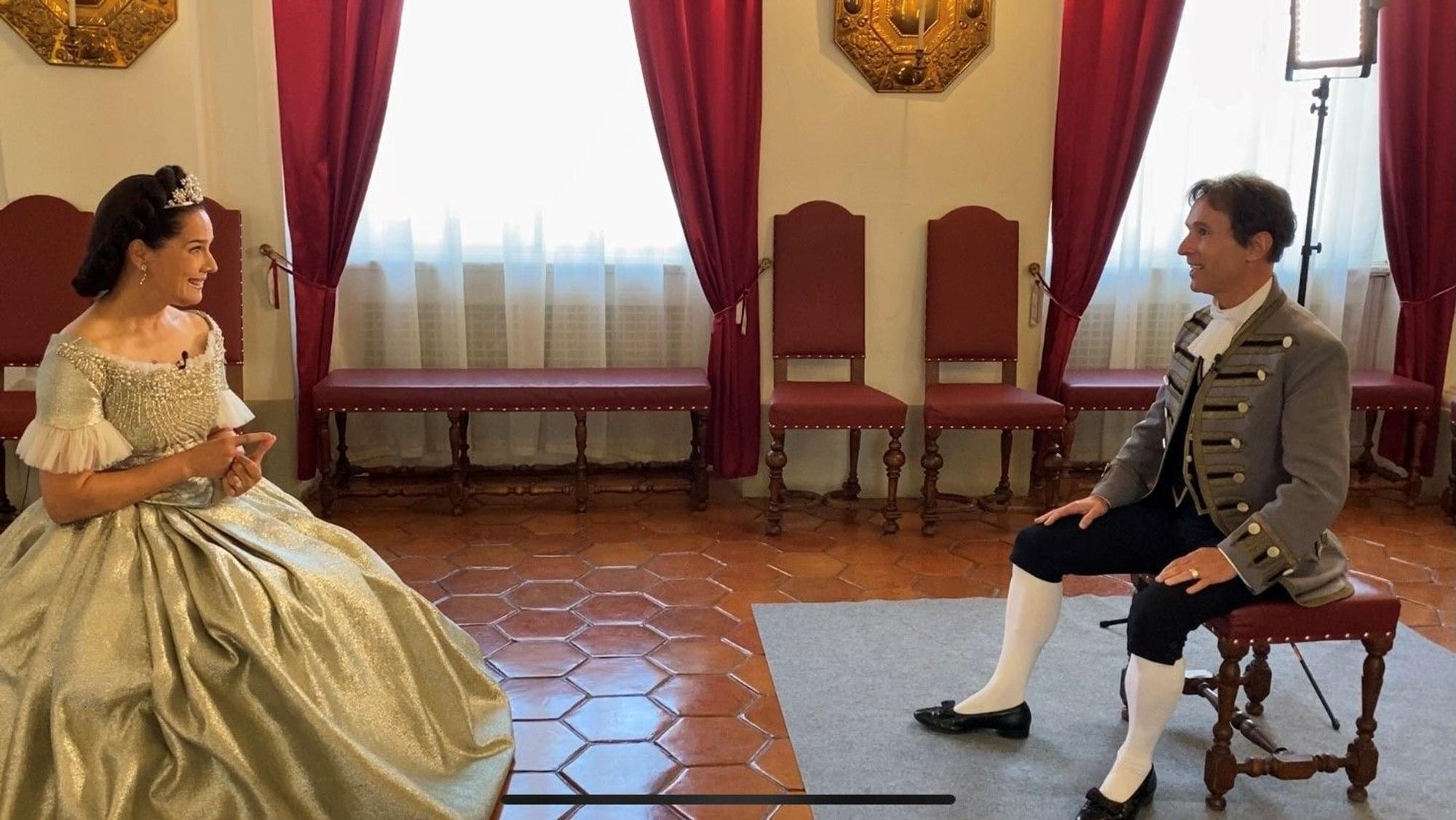 Michael Begasse, RTL Royal-Experte bei den Dreharbeiten zur neuen Serie "Sisi". Begasse spielt eine Nebenrolle als Hofkellner. Normalerweise trägt er Glatze, weshalb er kaum zu erkennen ist. Hier ist er zusammen mit Desiree Nosbusch zu sehen, die in der Serie die Rolle der Erzherzogin Sophie spielt.
Das Foto wurde EXPRESS.de von Michael Begsse zur Berichterstattung honorarfrei zur Verfügung gestellt.
Foto: Begasse
