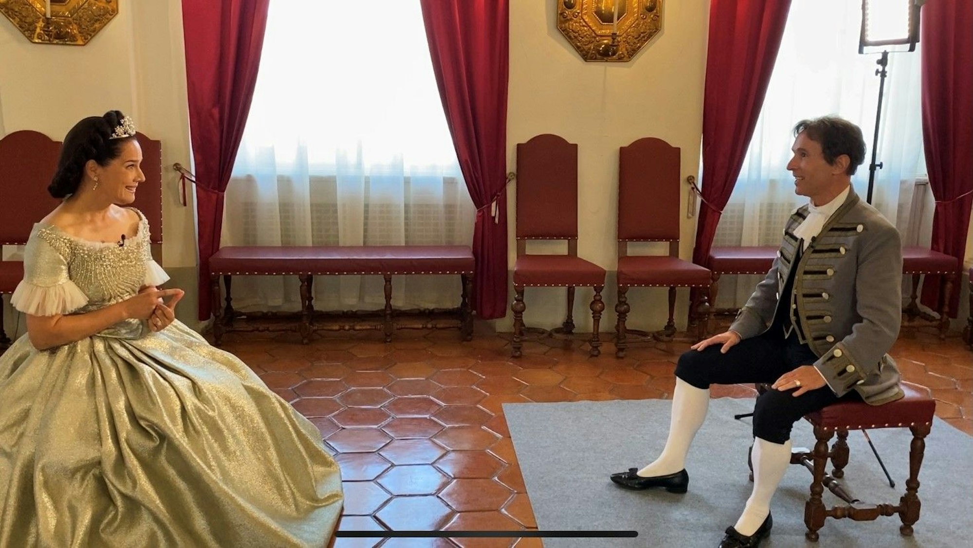 Michael Begasse, RTL Royal-Experte bei den Dreharbeiten zur neuen Serie "Sisi". Begasse spielt eine Nebenrolle als Hofkellner. Normalerweise trägt er Glatze, weshalb er kaum zu erkennen ist. Hier ist er zusammen mit Desiree Nosbusch zu sehen, die in der Serie die Rolle der Erzherzogin Sophie spielt.
Das Foto wurde EXPRESS.de von Michael Begsse zur Berichterstattung honorarfrei zur Verfügung gestellt.
Foto: Begasse