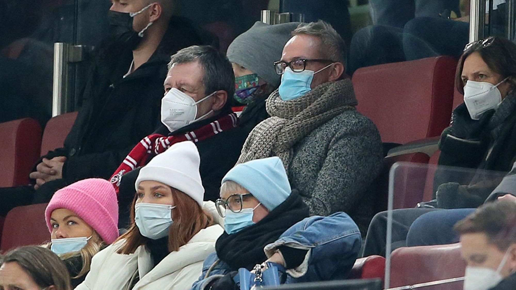 Alexander Wehrle und Werner Wolf sitzen beim Spiel FC Augsburg gegen 1. FC Köln auf der Tribüne.