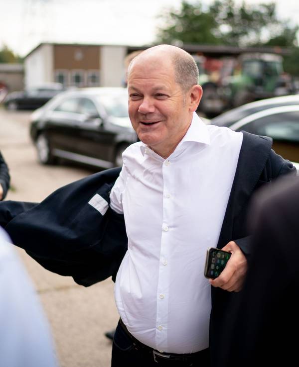Olaf Scholz (SPD), Bundesfinanzminister, unterhält sich mit einem Landwirt im südlichen Brandenburg im Rahmen eines Wahlkampftermins. Am 01. September 2019 wird in Brandenburg ein neuer Landtag gewählt.