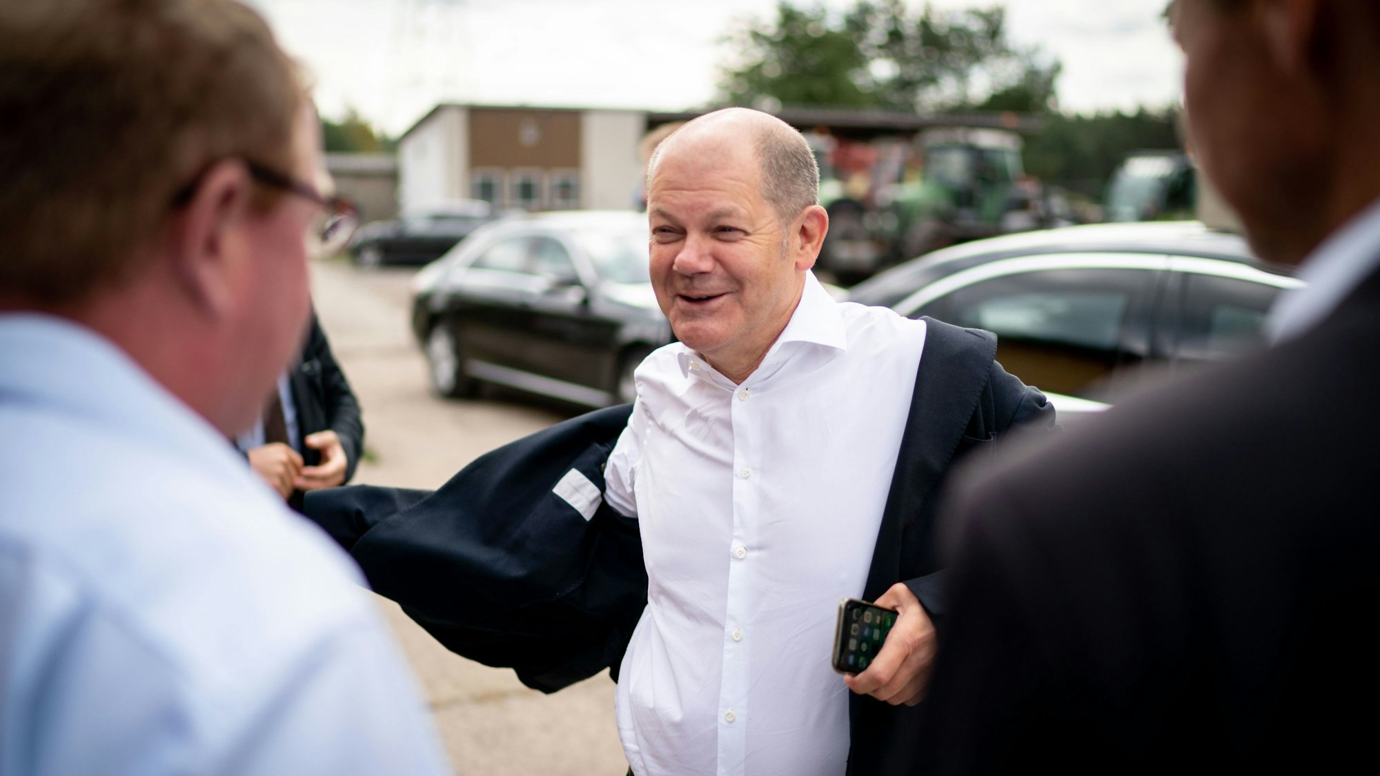 Olaf Scholz (SPD), Bundesfinanzminister, unterhält sich mit einem Landwirt im südlichen Brandenburg im Rahmen eines Wahlkampftermins. Am 01. September 2019 wird in Brandenburg ein neuer Landtag gewählt.