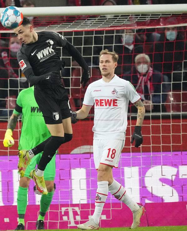 Der Augsburger Ruben Vargas (Mitte) klärt einen Standard des FC aus Gefahrenzone – ein wiederkehrendes Bild am 10. Dezember 2021 in Köln.