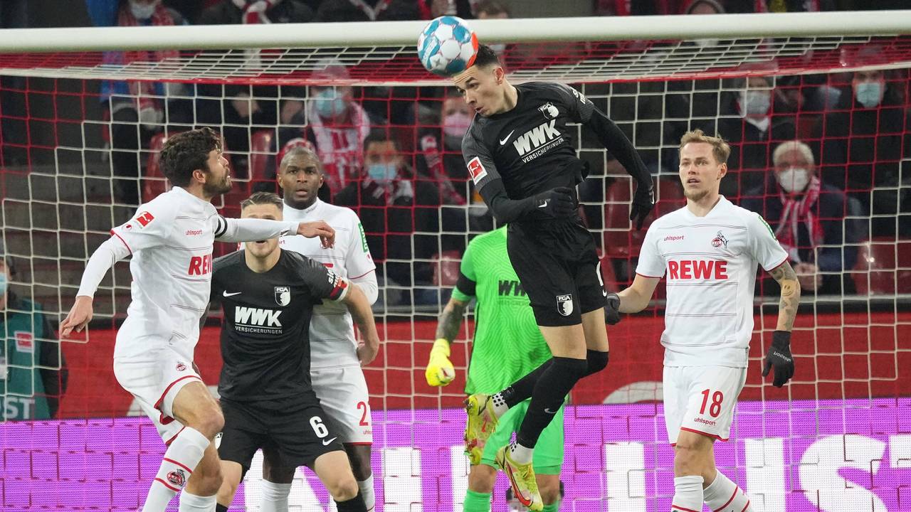 Der Augsburger Ruben Vargas (Mitte) klärt einen Standard des FC aus Gefahrenzone – ein wiederkehrendes Bild am 10. Dezember 2021 in Köln.