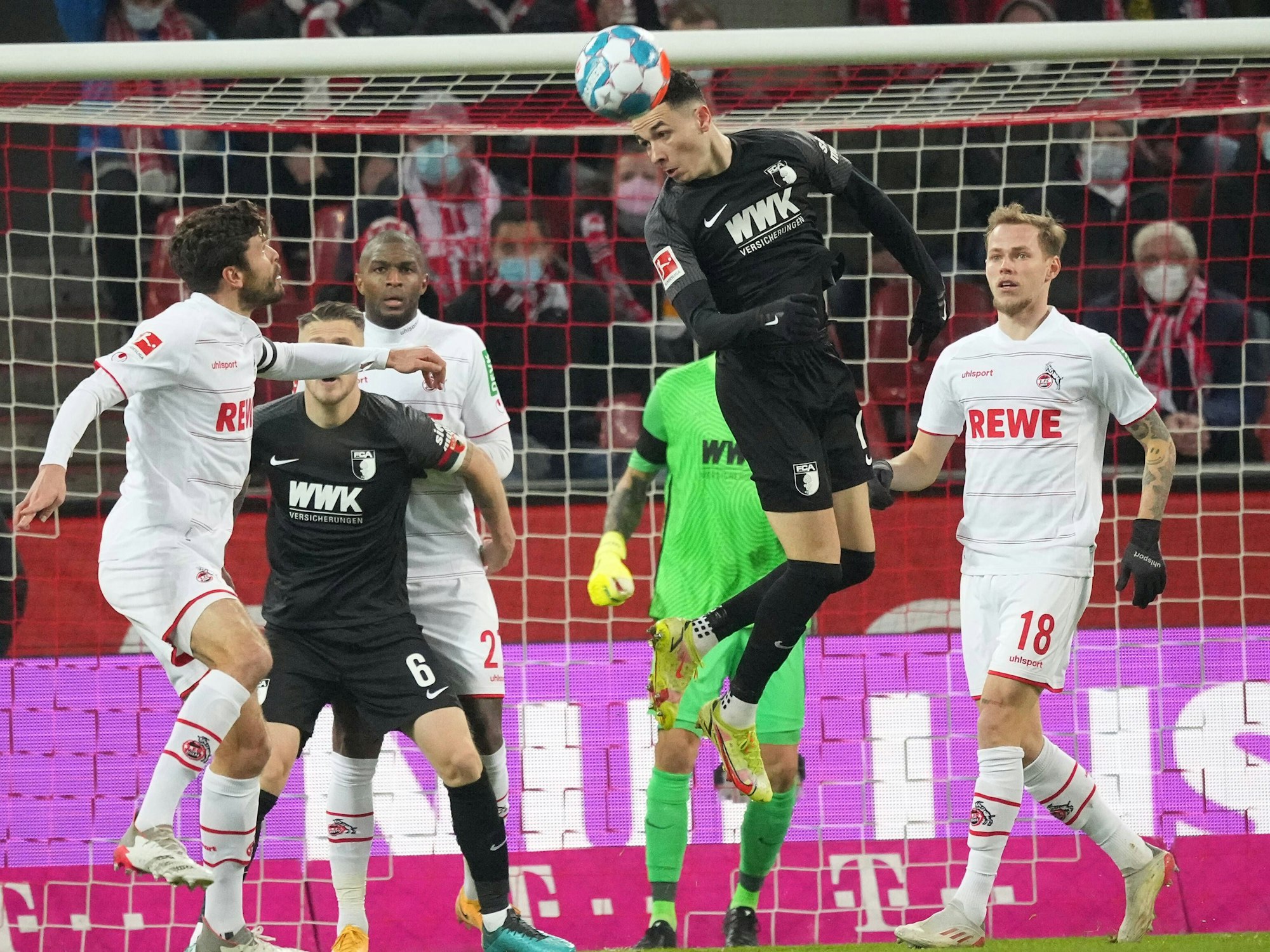 Der Augsburger Ruben Vargas (Mitte) klärt einen Standard des FC aus Gefahrenzone – ein wiederkehrendes Bild am 10. Dezember 2021 in Köln.