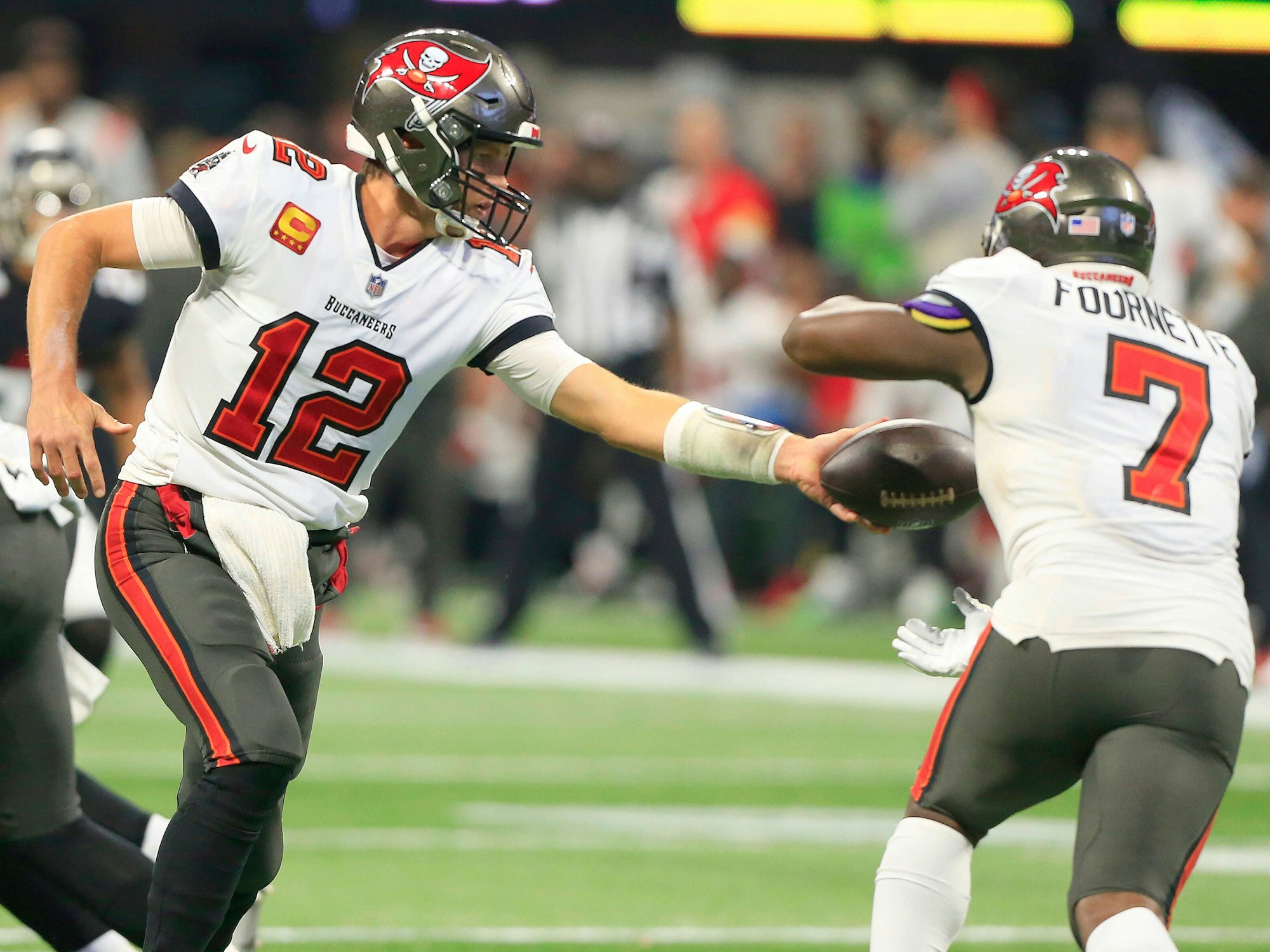 Tom Brady übergibt Running Back Leonard Fournette den Ball.