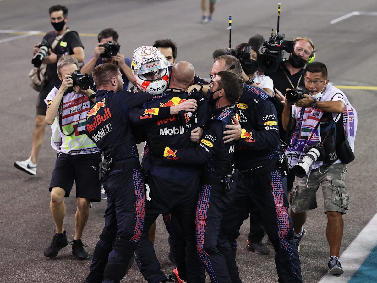 Max Verstappen feiert mit seinem Team.