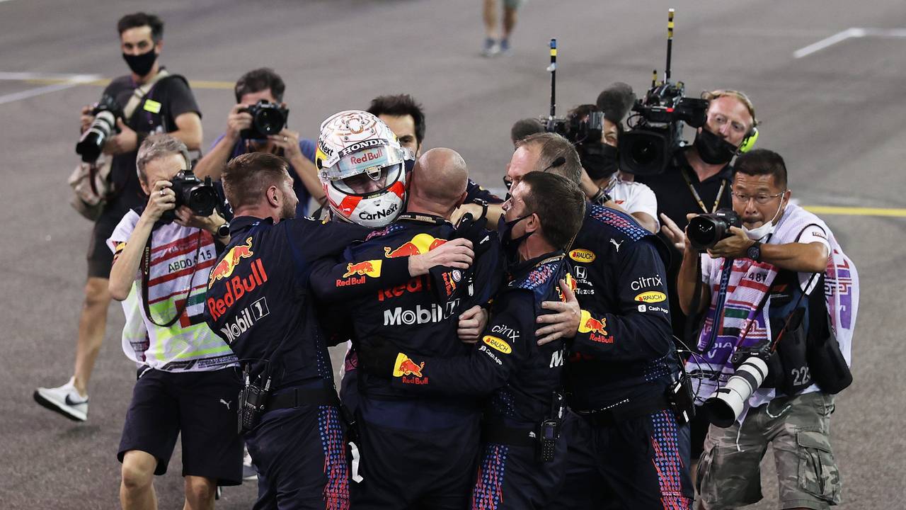 Max Verstappen feiert mit seinem Team.