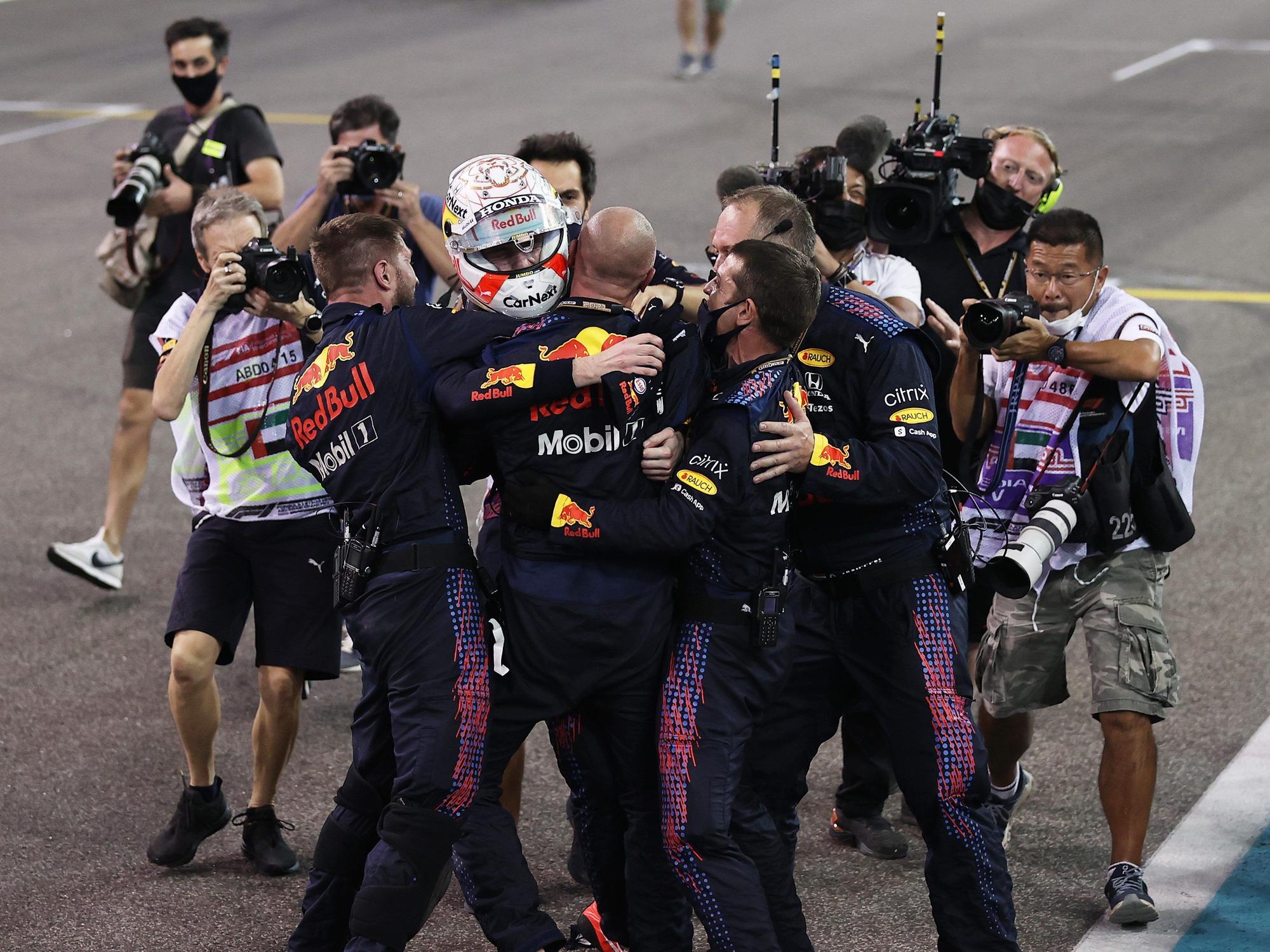 Max Verstappen feiert mit seinem Team.