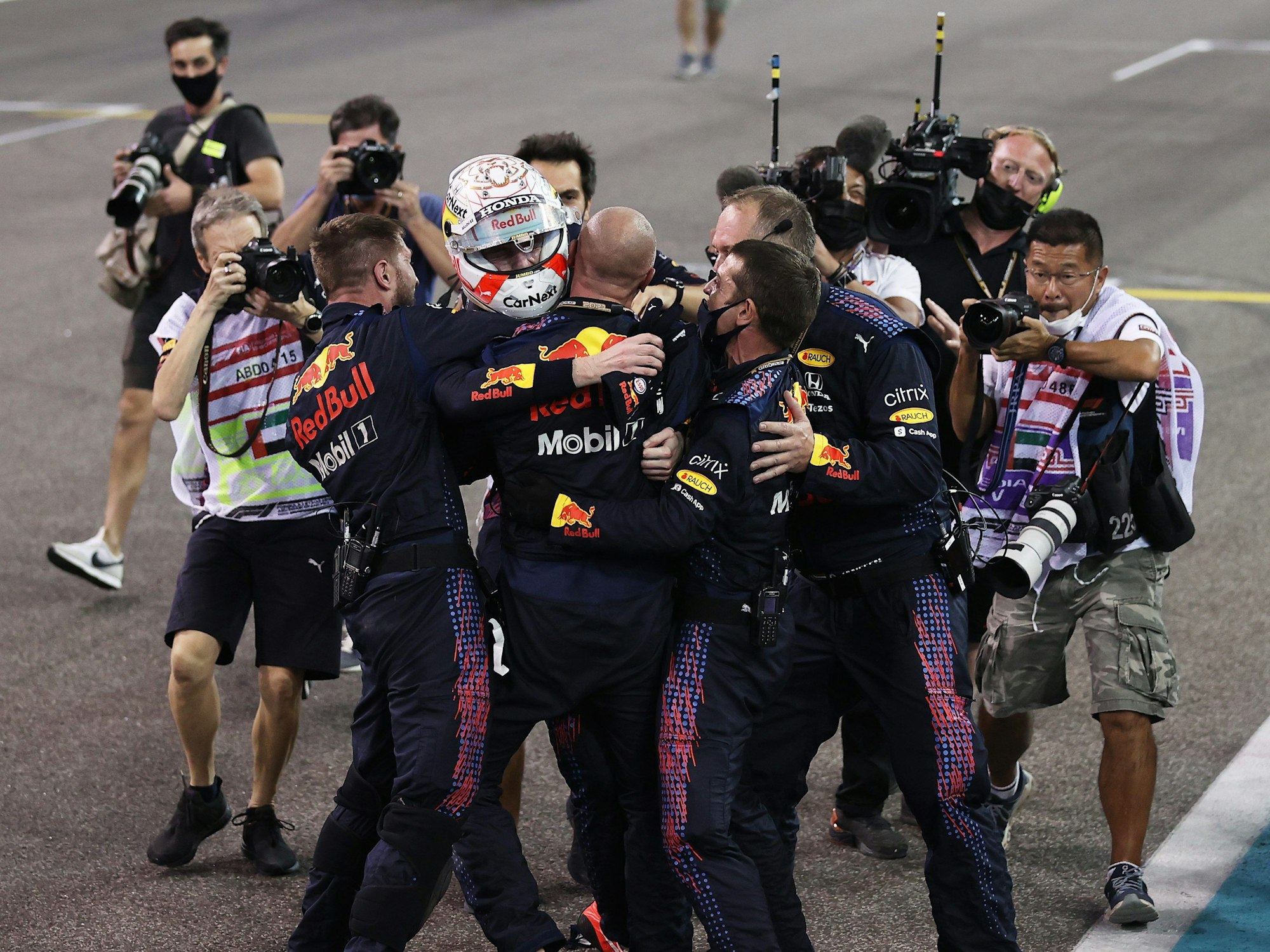 Max Verstappen feiert mit seinem Team.