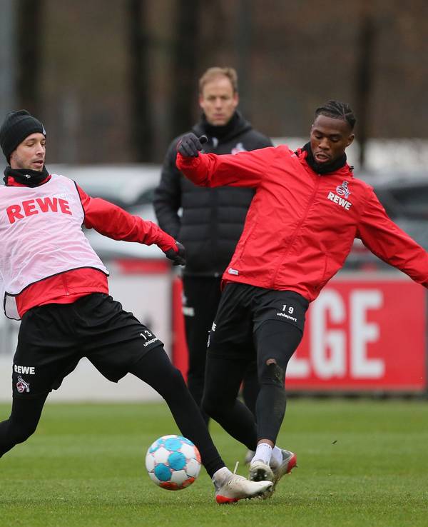 FC-Angreifer Mark Uth ist zurück auf dem Platz und im Zweikampf mit Kingsley Ehizibue am 12. Dezember in Köln direkt wieder voll dabei.