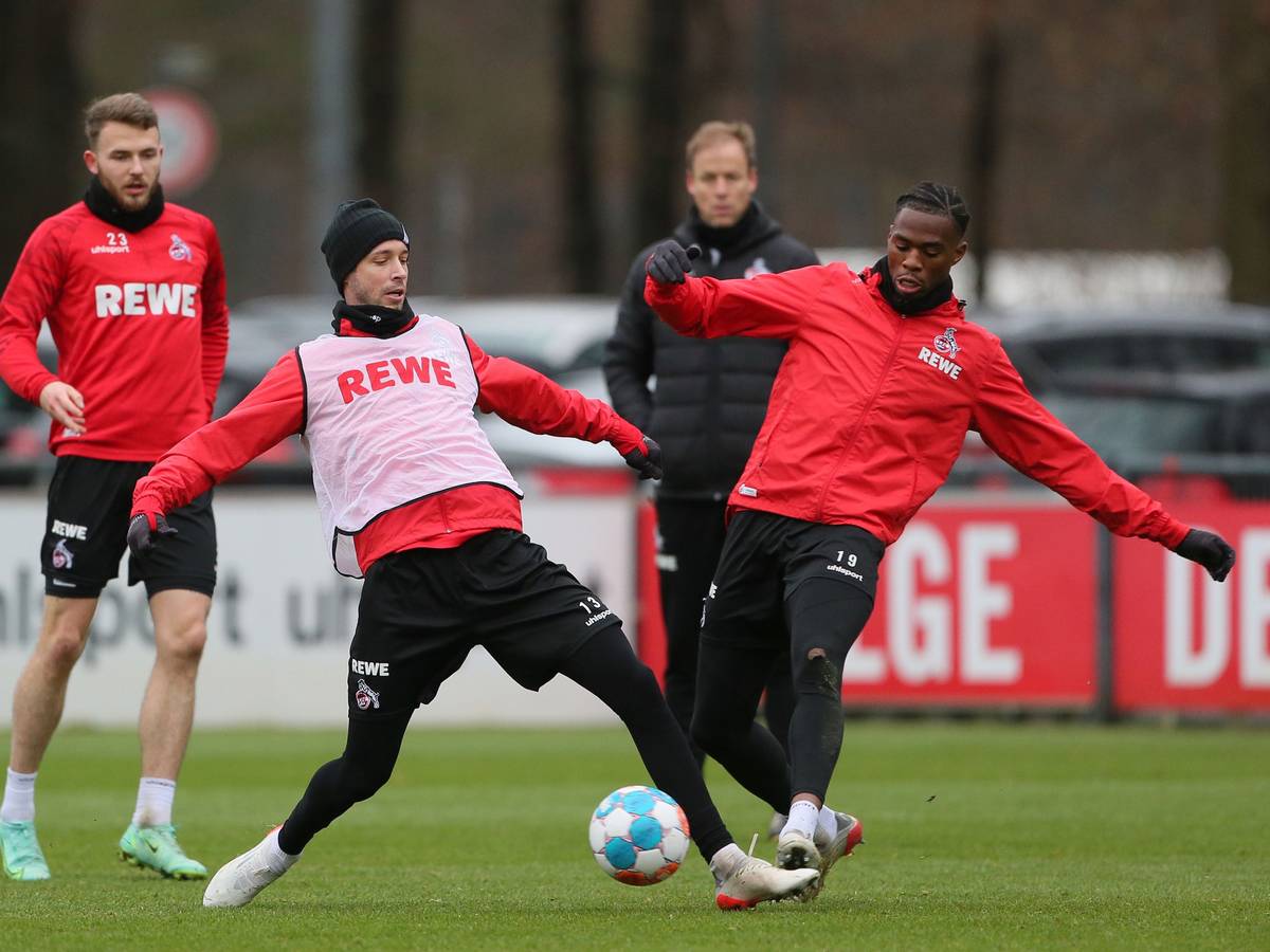FC-Angreifer Mark Uth ist zurück auf dem Platz und im Zweikampf mit Kingsley Ehizibue am 12. Dezember in Köln direkt wieder voll dabei.