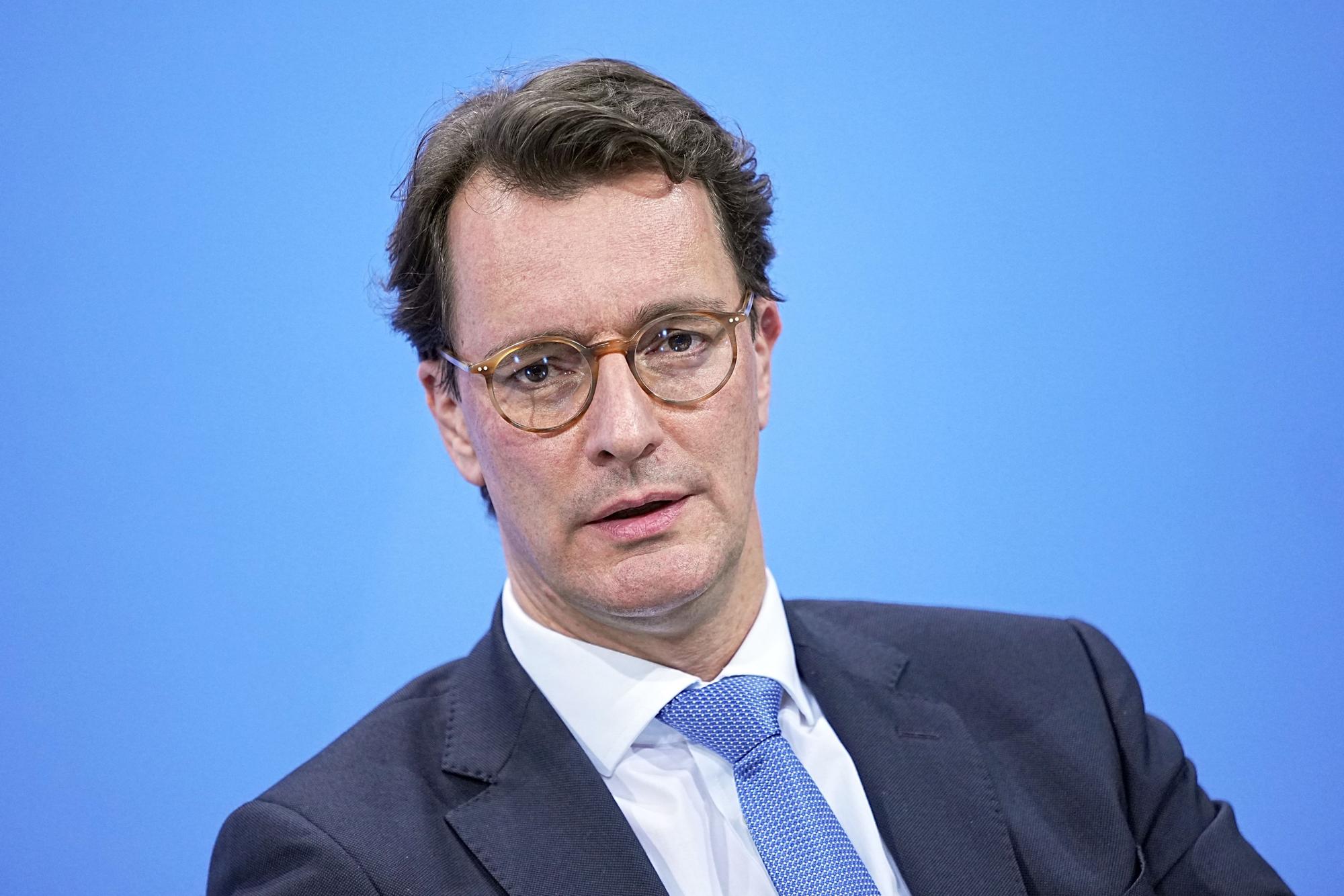Der nordrhein-westfälische Ministerpräsident Hendrik Wüst hat sich für eine neue Strategie als weitere Säule im Kampf gegen die Corona-Pandemie entschieden. Unser Foto zeigt ihn am 9. Dezember 2021.
