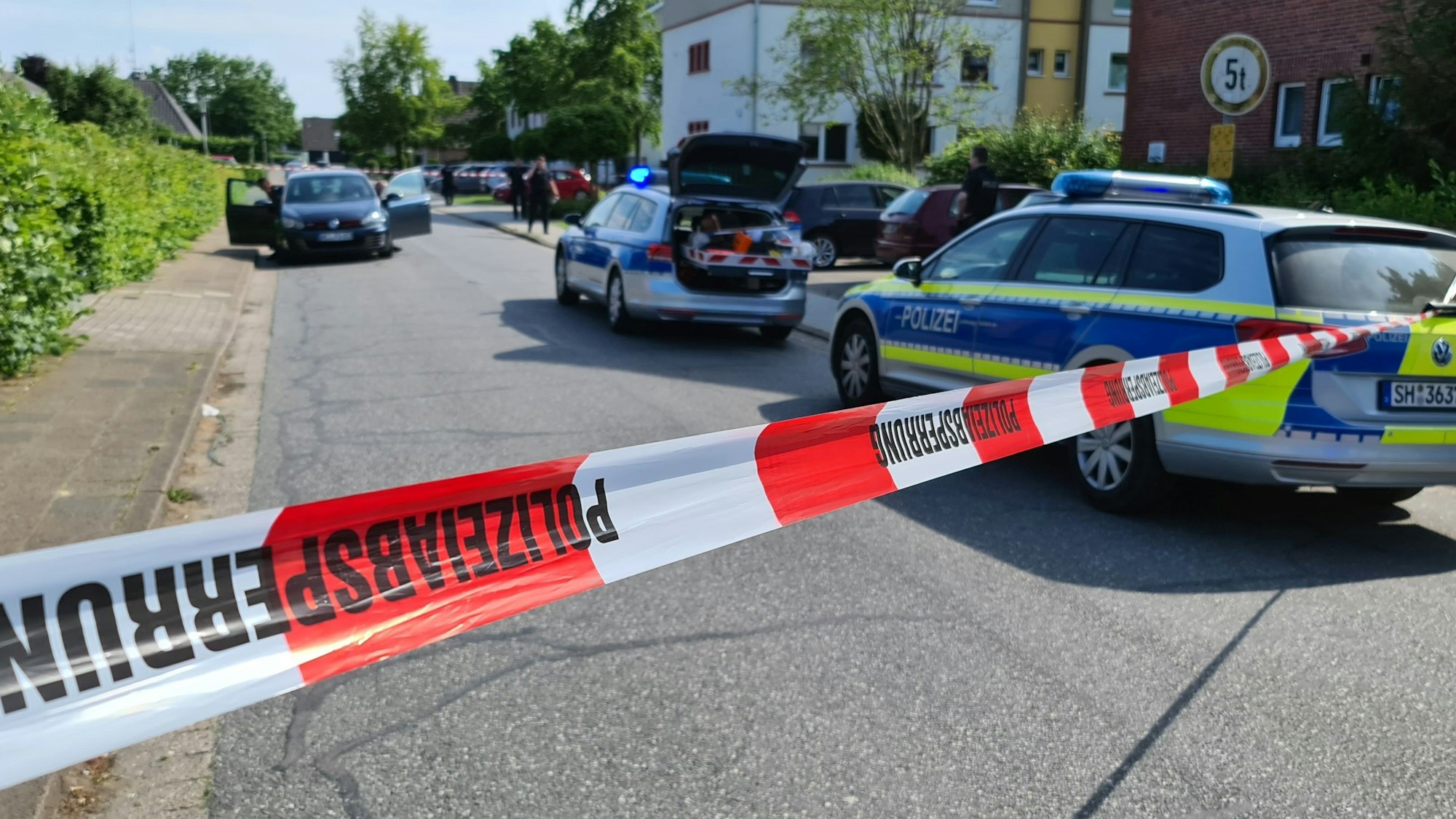 Flatterband und Polizeiautos in einer Straße