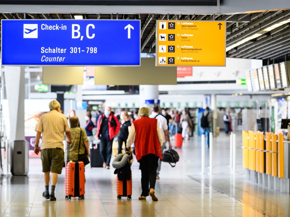 Billige Reisen für 2022 jetzt schon suchen: Hier gibt es Tipps und Tricks. An einem bestimmten Tag bucht man beispielsweise meist günstiger. Unser Foto wurde 2020 am Flughafen Frankfurt/Main gemacht.
