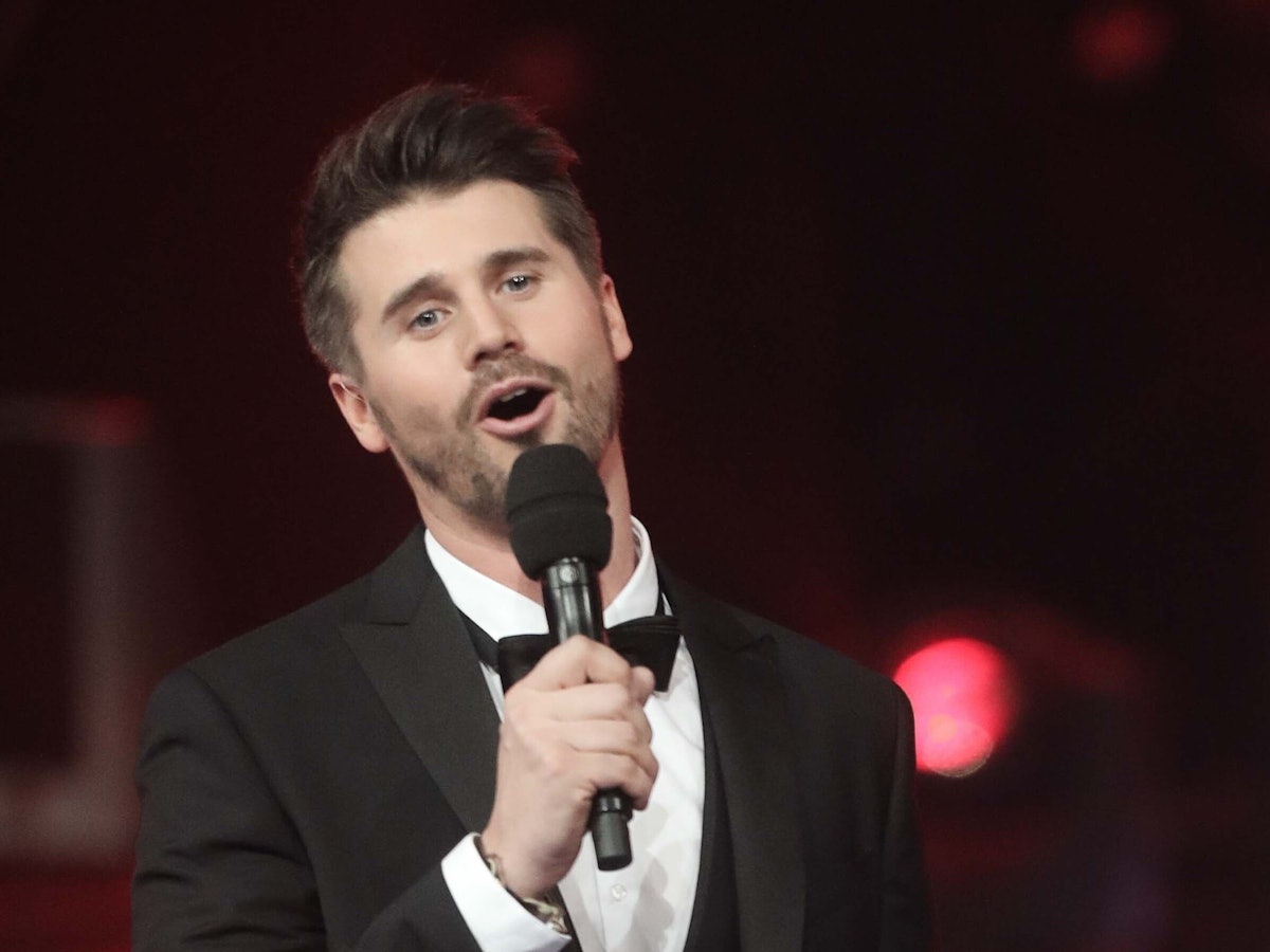 16.12.2018, Berlin: Die Moderatoren Thore Schölermann und Lena Gercke stehen im Finale der Castingshow "Voice of Germany" auf der Bühne. Foto: Jörg Carstensen/dpa +++ dpa-Bildfunk +++