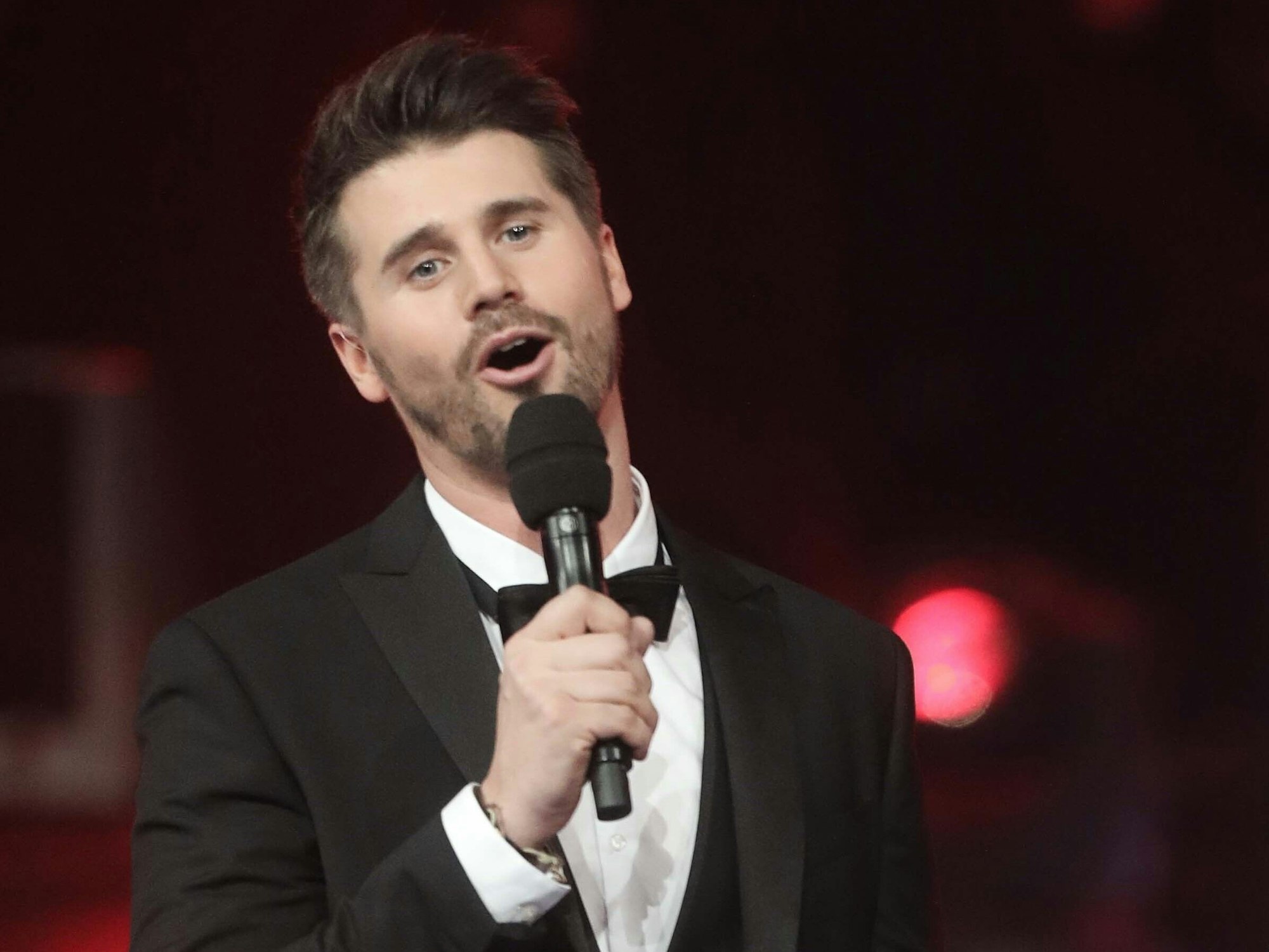 16.12.2018, Berlin: Die Moderatoren Thore Schölermann und Lena Gercke stehen im Finale der Castingshow "Voice of Germany" auf der Bühne. Foto: Jörg Carstensen/dpa +++ dpa-Bildfunk +++