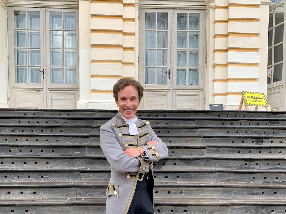 Michael Begasse, RTL Royal-Experte bei den Dreharbeiten zur neuen Serie "Sisi". Begasse spielt eine Nebenrolle als Hofkellner. Normalerweise trägt er Glatze, weshalb er kaum zu erkennen ist.
Das Foto wurde EXPRESS.de von Michael Begsse zur Berichterstattung honorarfrei zur Verfügung gestellt.
Foto: Begasse
