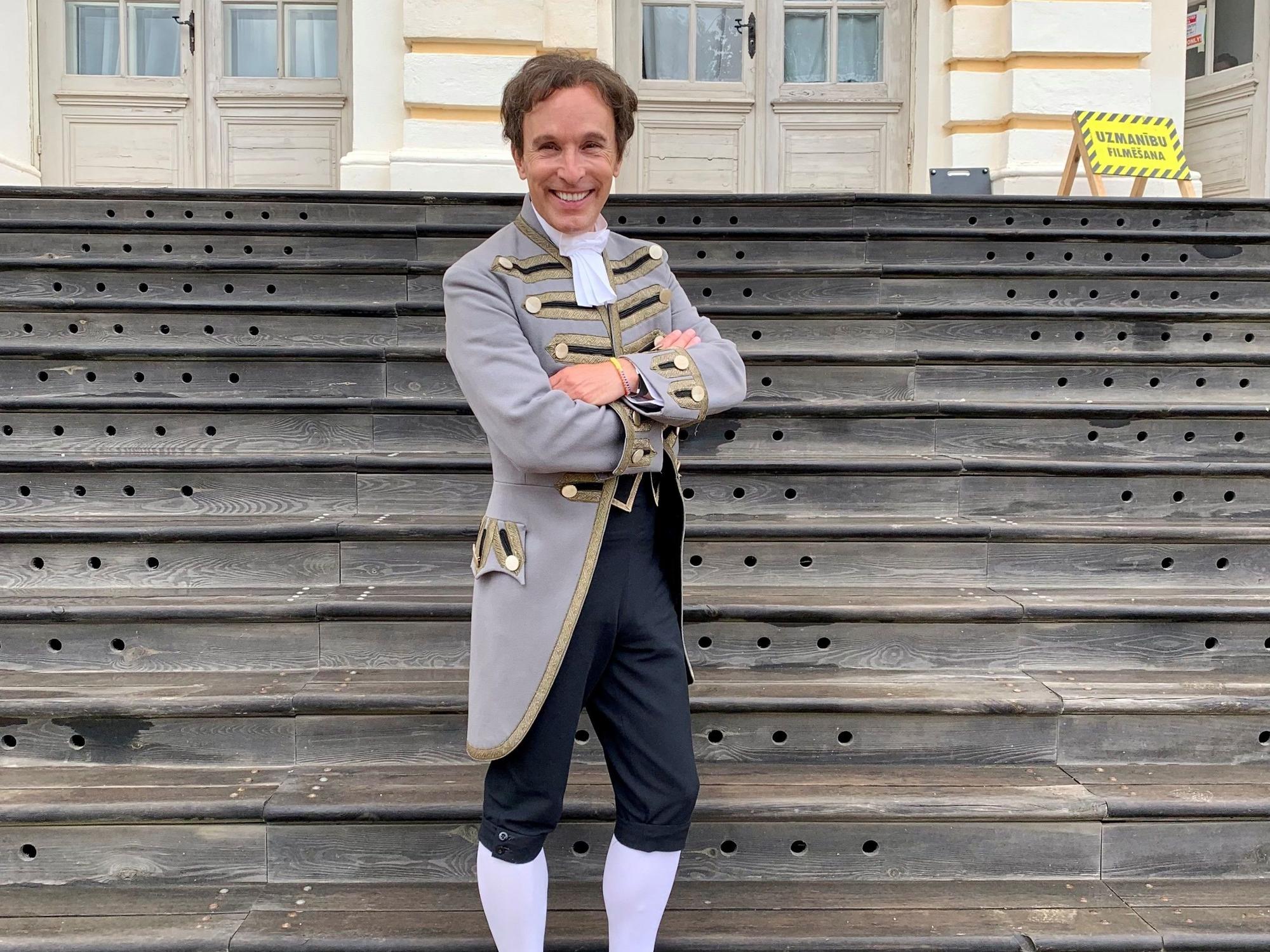 Michael Begasse, RTL Royal-Experte bei den Dreharbeiten zur neuen Serie "Sisi". Begasse spielt eine Nebenrolle als Hofkellner. Normalerweise trägt er Glatze, weshalb er kaum zu erkennen ist.
Das Foto wurde EXPRESS.de von Michael Begsse zur Berichterstattung honorarfrei zur Verfügung gestellt.
Foto: Begasse