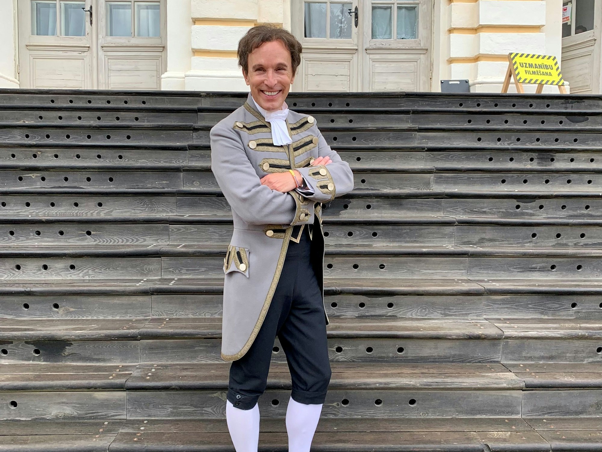 Michael Begasse, RTL Royal-Experte bei den Dreharbeiten zur neuen Serie "Sisi". Begasse spielt eine Nebenrolle als Hofkellner. Normalerweise trägt er Glatze, weshalb er kaum zu erkennen ist.
Das Foto wurde EXPRESS.de von Michael Begsse zur Berichterstattung honorarfrei zur Verfügung gestellt.
Foto: Begasse