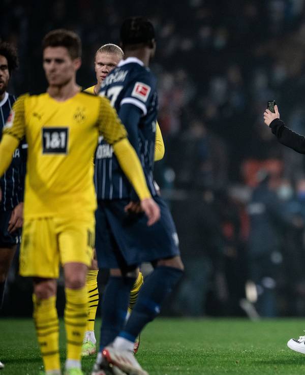 Flitzer Momo steht in Bochum mit Julian Brandt auf dem Rasen