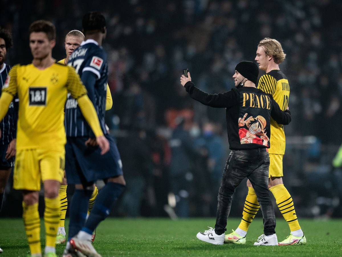 Flitzer Momo steht in Bochum mit Julian Brandt auf dem Rasen