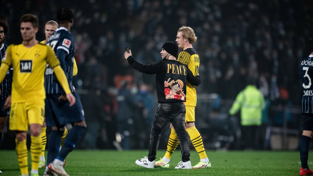 Flitzer Momo steht in Bochum mit Julian Brandt auf dem Rasen