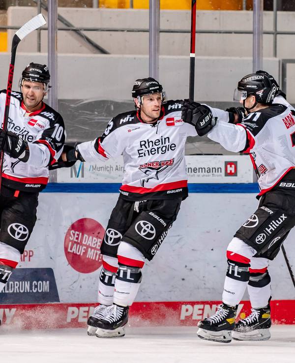 Maurice Edwards, Marcel Barinka und Jon Matsumoto jubeln gemeinsam