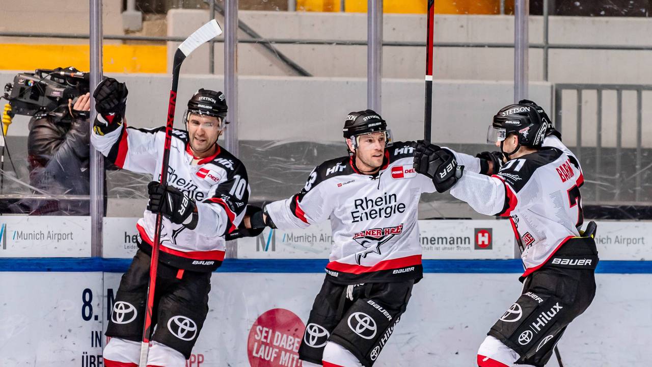 Maurice Edwards, Marcel Barinka und Jon Matsumoto jubeln gemeinsam