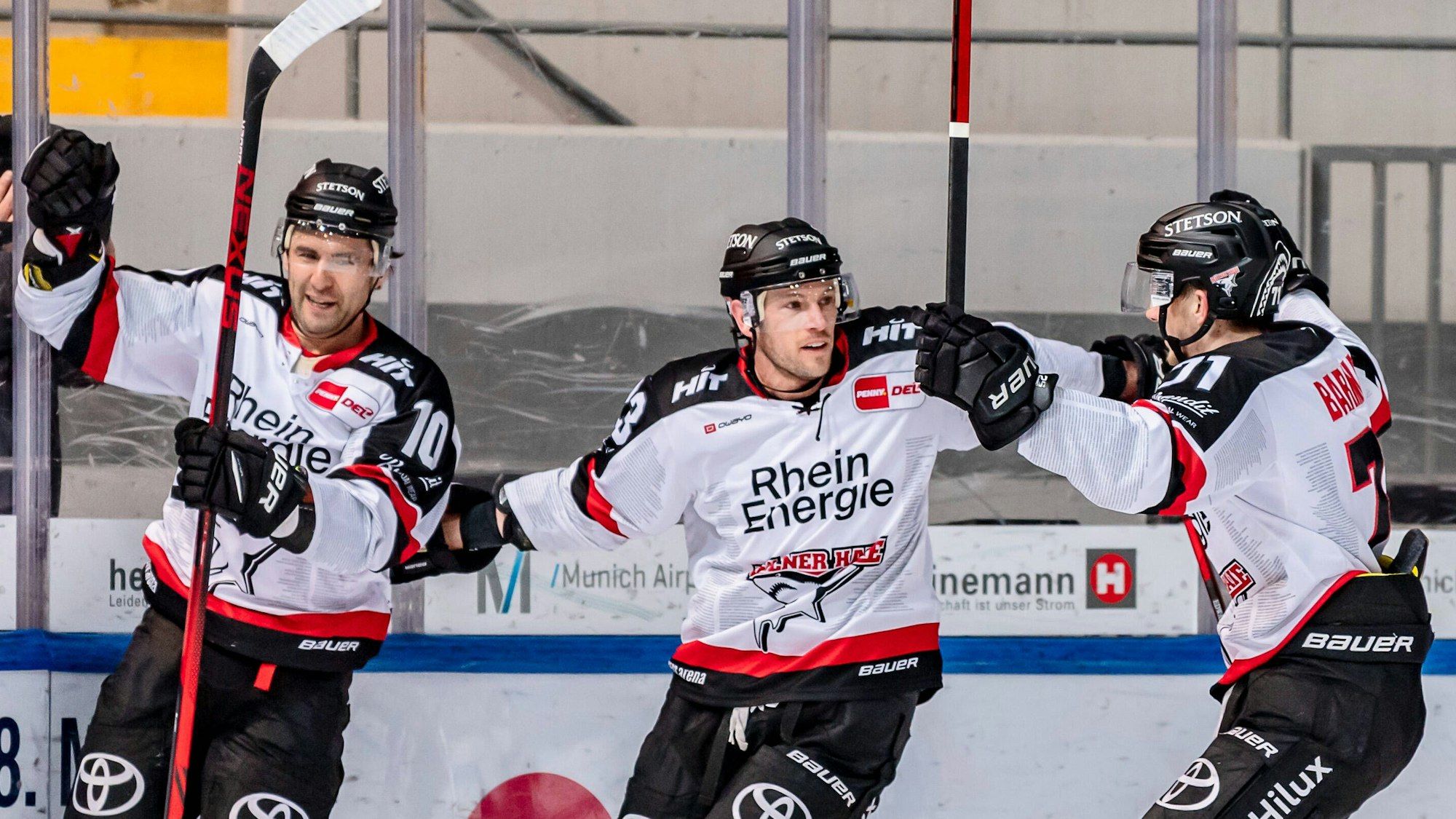 Maurice Edwards, Marcel Barinka und Jon Matsumoto jubeln gemeinsam