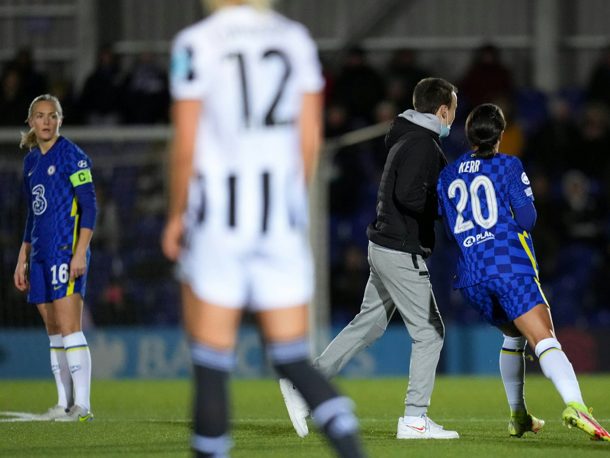Sam Kerr haut einen Flitzer um.
