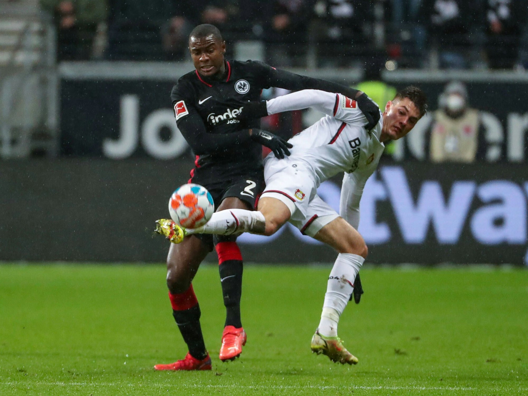 Patrik Schick im Zweikampf mit Evan N'Dicka