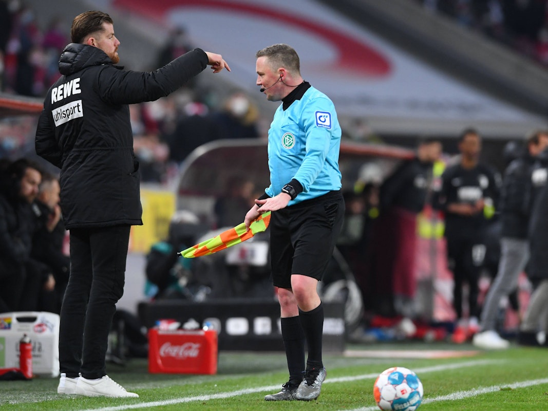 Timo Horn steht beim Bundesliga-Spiel 1. FC Köln gegen FC Augsburg an der Seitenlinie.