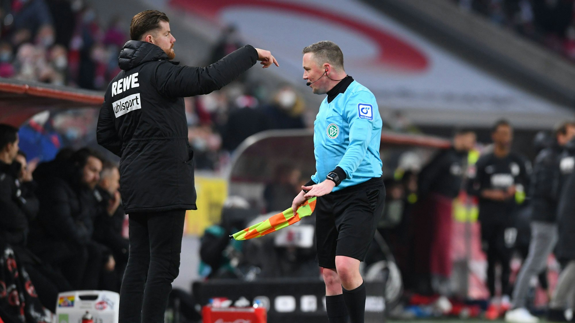 Timo Horn steht beim Bundesliga-Spiel 1. FC Köln gegen FC Augsburg an der Seitenlinie.