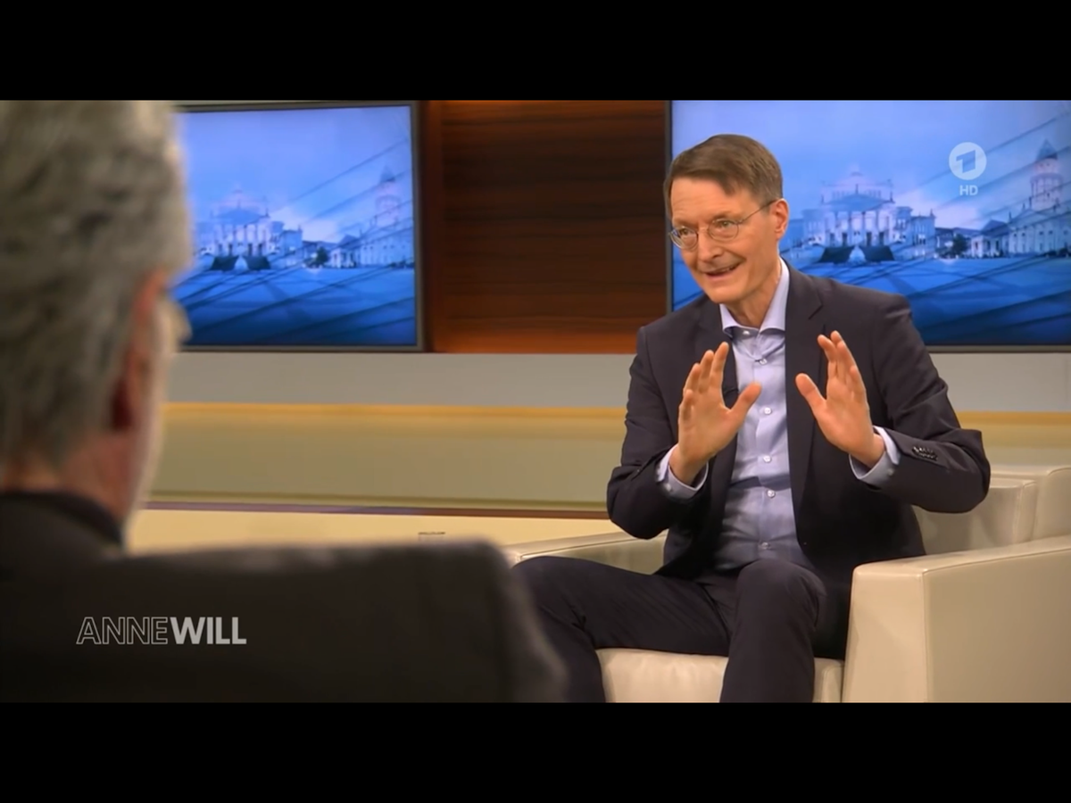 Karl Lauterbach diskutierte bei „Anne Will“ (ARD) am Sonntagabend (12. Dezember) über die Corona-Politik, die er anstrebt, und eine mögliche Impfpflicht. Dabei musste er sich einen dreisten Vorwurf von einem Politikexperten anhören.