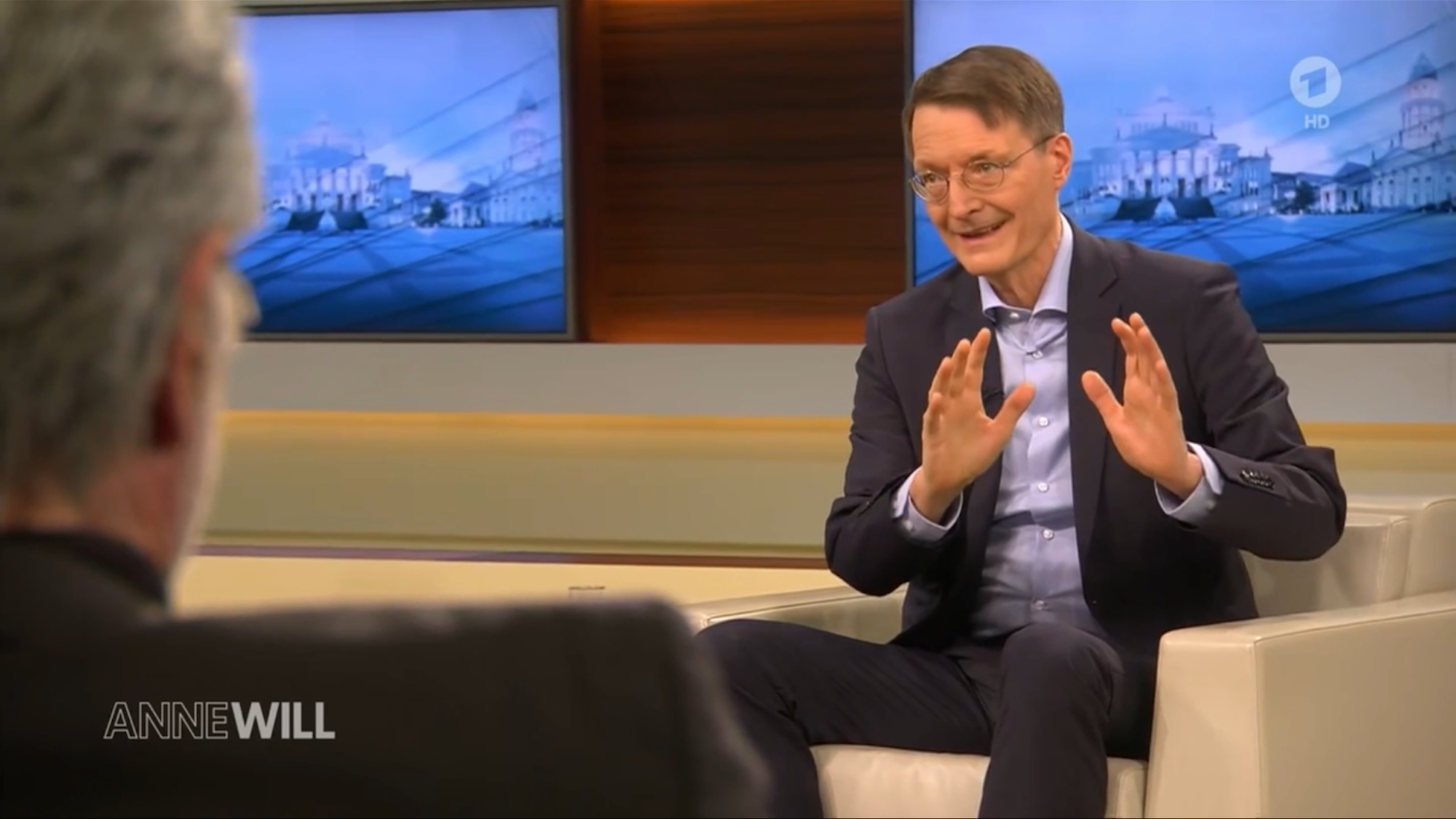 Karl Lauterbach diskutierte bei „Anne Will“ (ARD) am Sonntagabend (12. Dezember) über die Corona-Politik, die er anstrebt, und eine mögliche Impfpflicht. Dabei musste er sich einen dreisten Vorwurf von einem Politikexperten anhören.