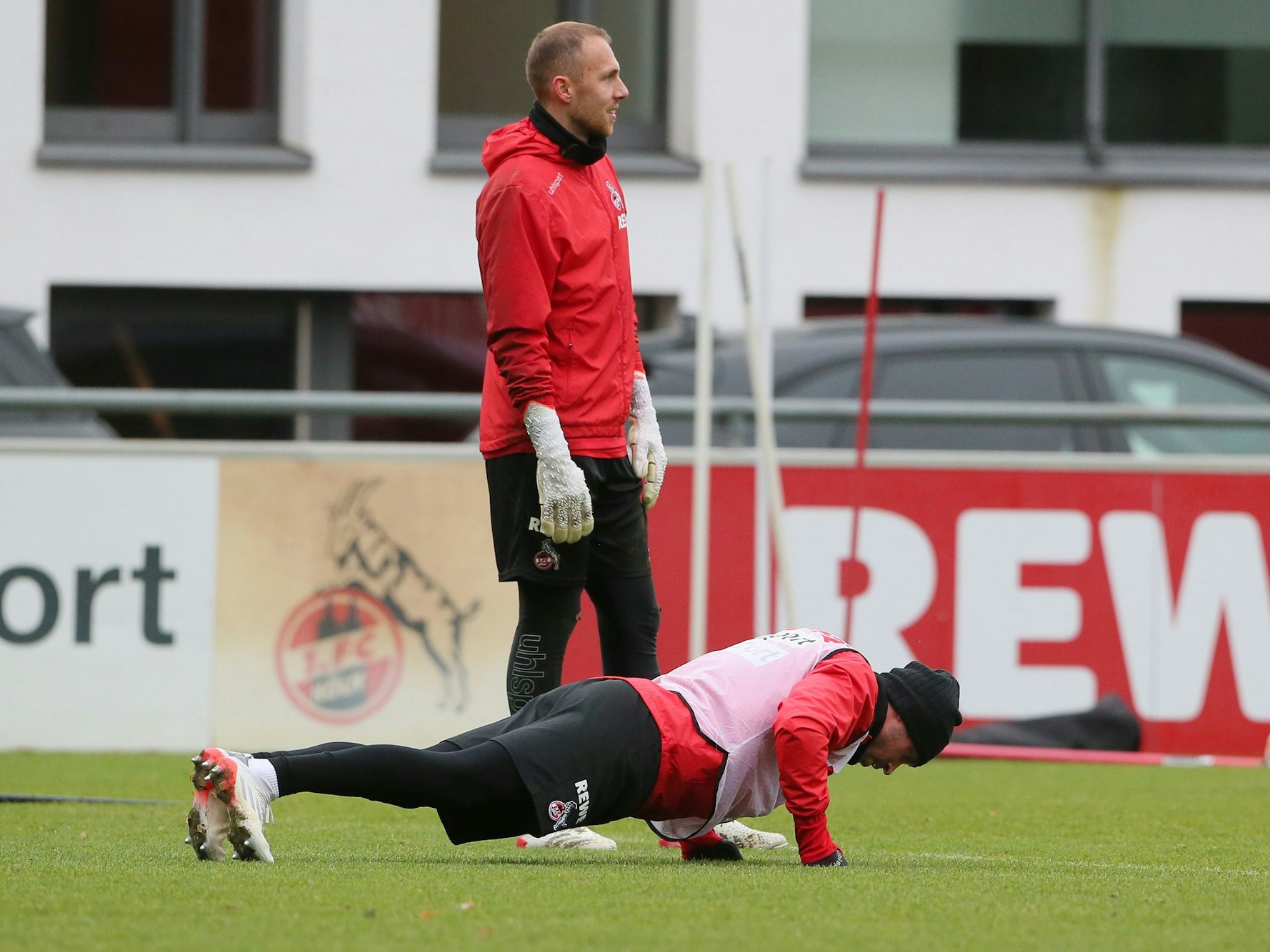 Keine Schonfrist: Mark Uth musste unter den Augen von Kollege Marvin Schwäbe bei seiner Rückkehr ins Mannschaftstraining am 12. Dezember 2021 in Köln direkt 50 Liegestütze ableisten.