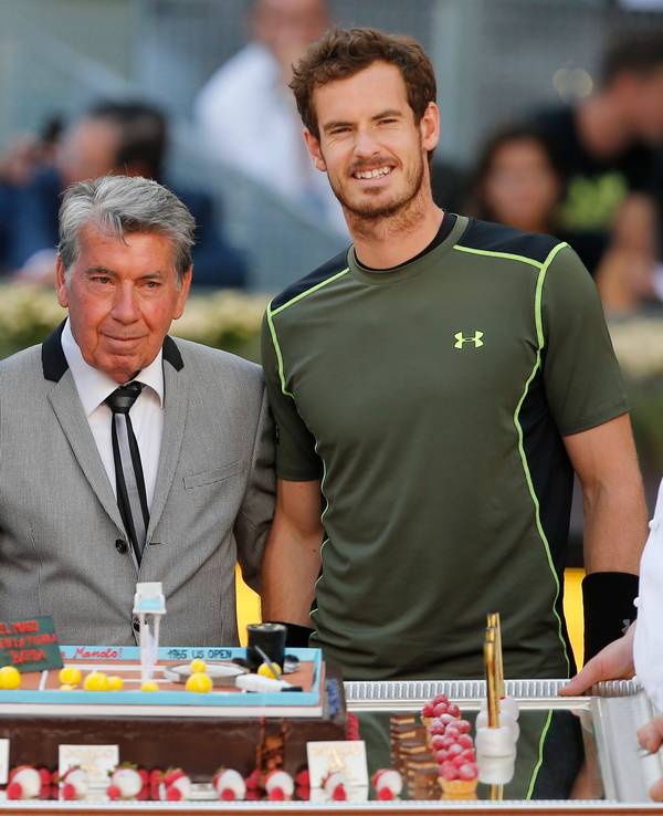 Die spanische Tennis-Legende Manolo Santana (Mitte) ist mit 83 gestorben. Unser Foto zeigt ihn mit Rafael Nadal (links) und dem Brite Andy Murray (rechts) im Jahr 2015.