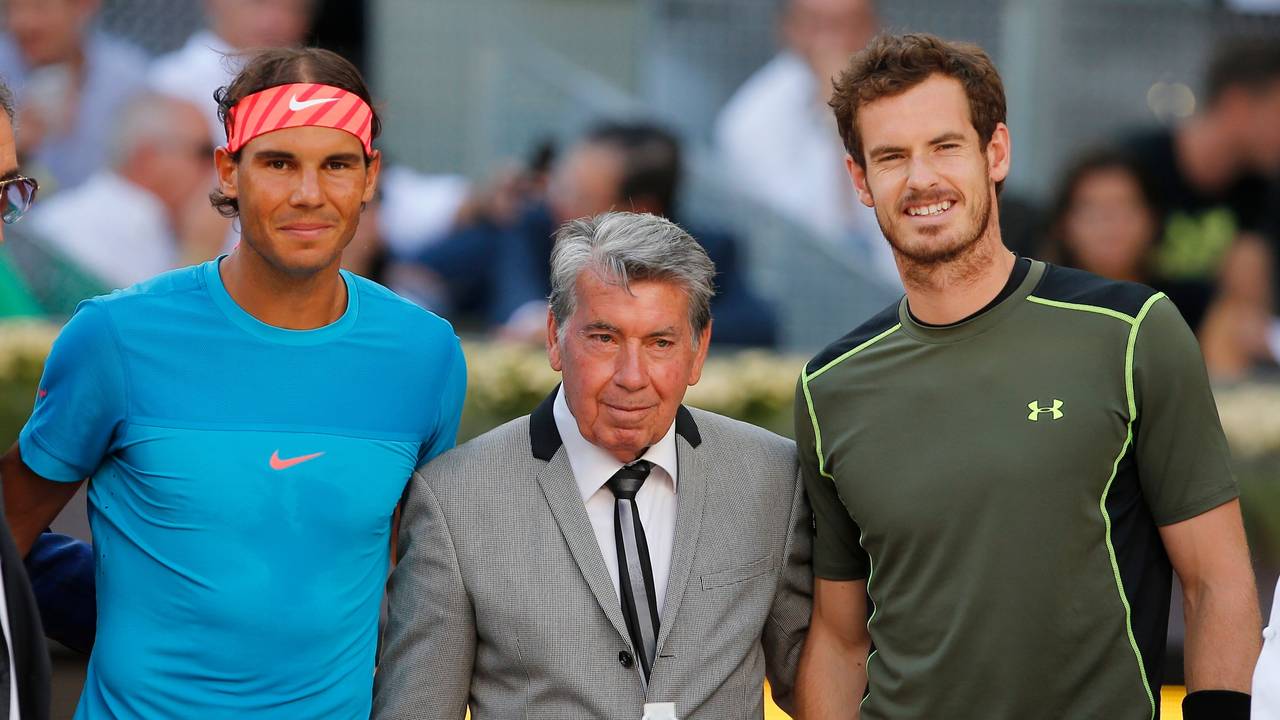 Die spanische Tennis-Legende Manolo Santana (Mitte) ist mit 83 gestorben. Unser Foto zeigt ihn mit Rafael Nadal (links) und dem Brite Andy Murray (rechts) im Jahr 2015.