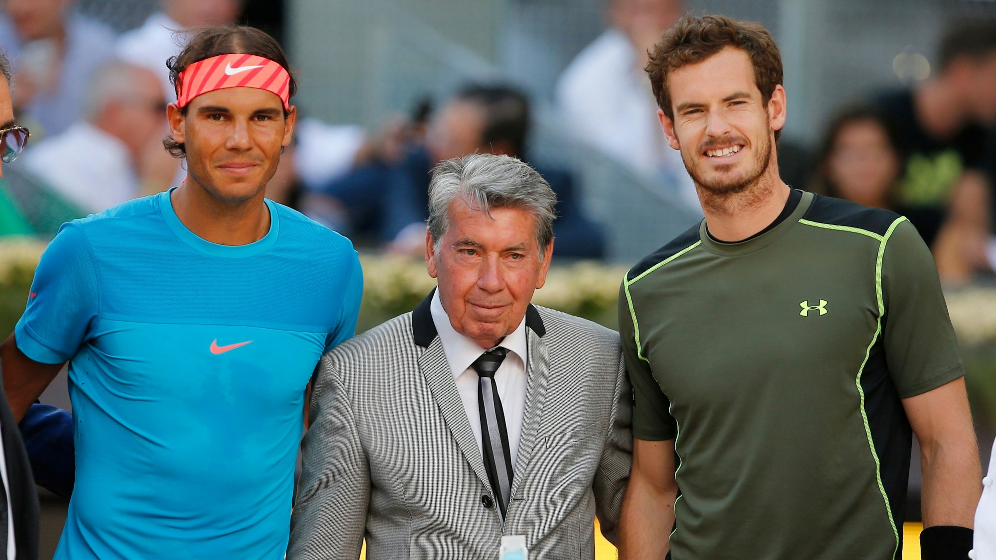 Die spanische Tennis-Legende Manolo Santana (Mitte) ist mit 83 gestorben. Unser Foto zeigt ihn mit Rafael Nadal (links) und dem Brite Andy Murray (rechts) im Jahr 2015.