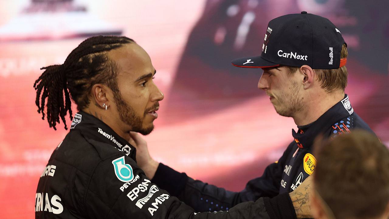 Max Verstappen und Lewis Hamilton nach dem Rennen.