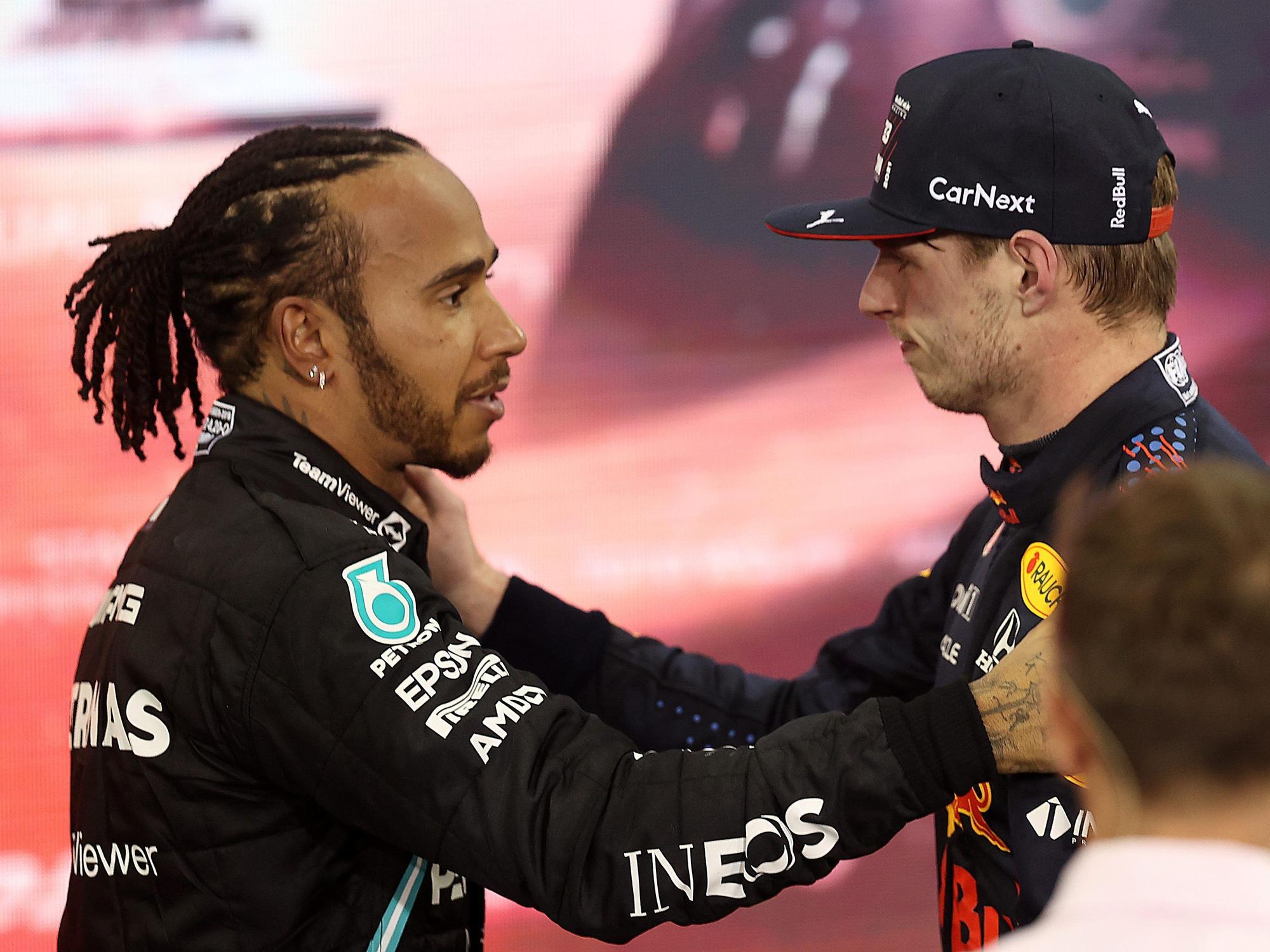 Max Verstappen und Lewis Hamilton nach dem Rennen.