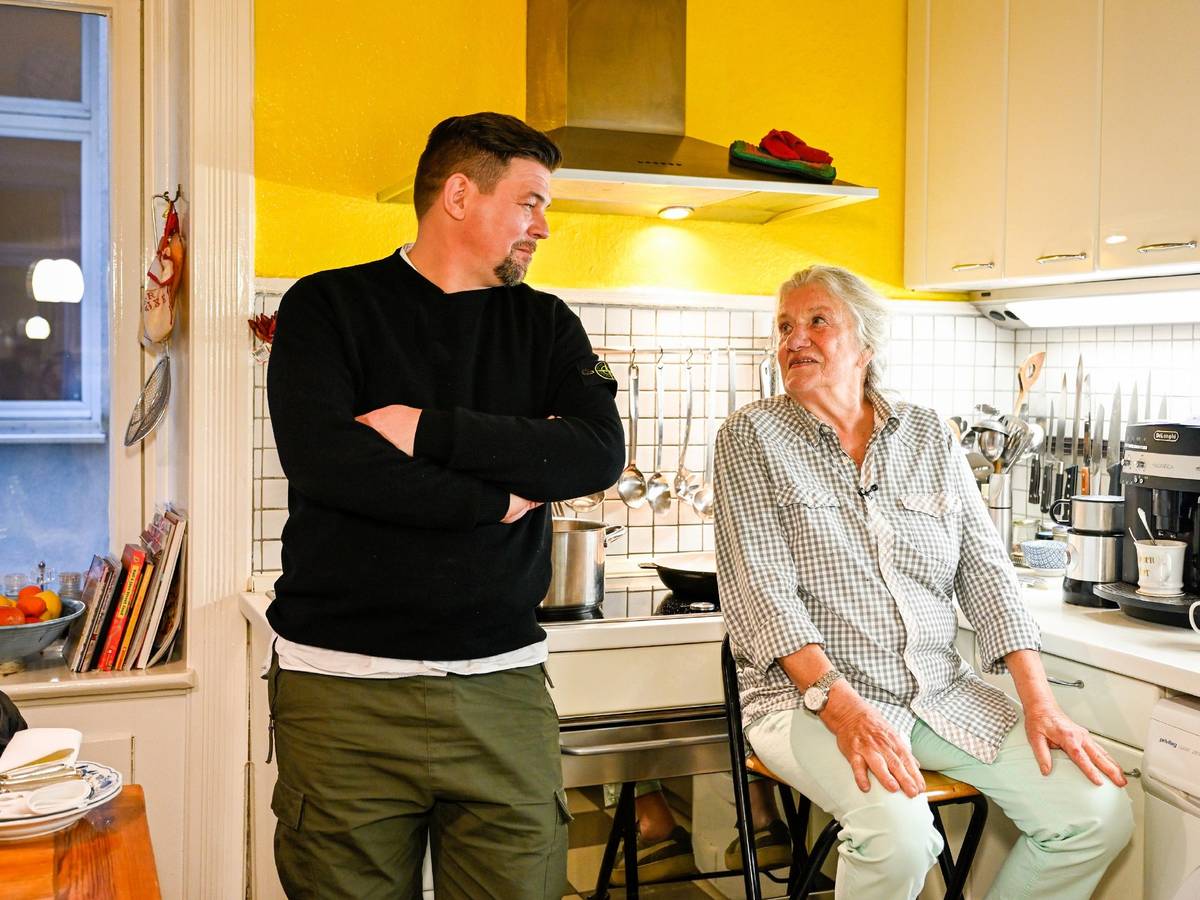 Das Foto zeigt Tim Mälzer und Kandidatin Monika Fuchs beim Plaudern in der Küche während der TV-Show „Kitchen Impossible“ (Folge vom 12.12.2021).
