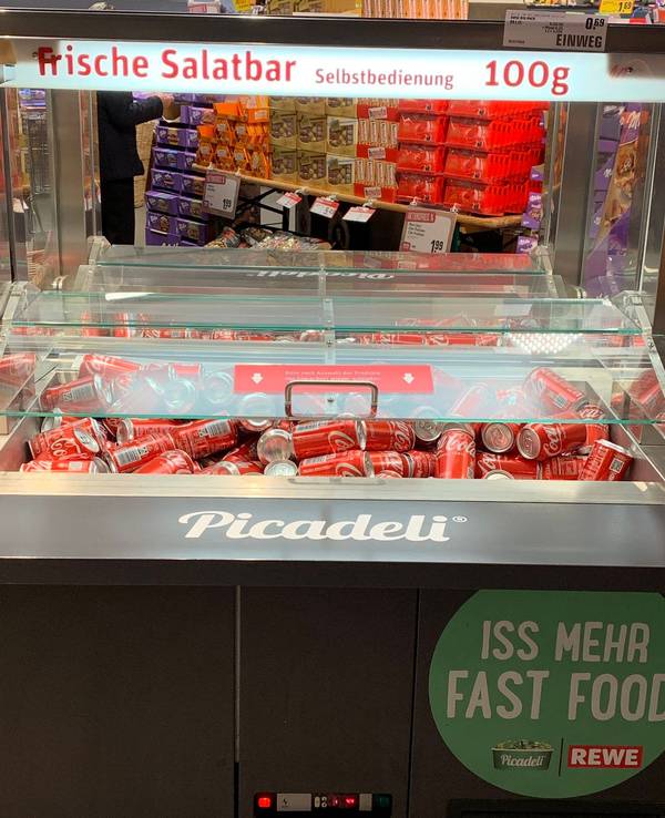 Der Nutzer @te_poztlan teilt auf Twitter ein Foto von einer Rewe-Salatbar mit Cola-Dosen am 9. Dezember.