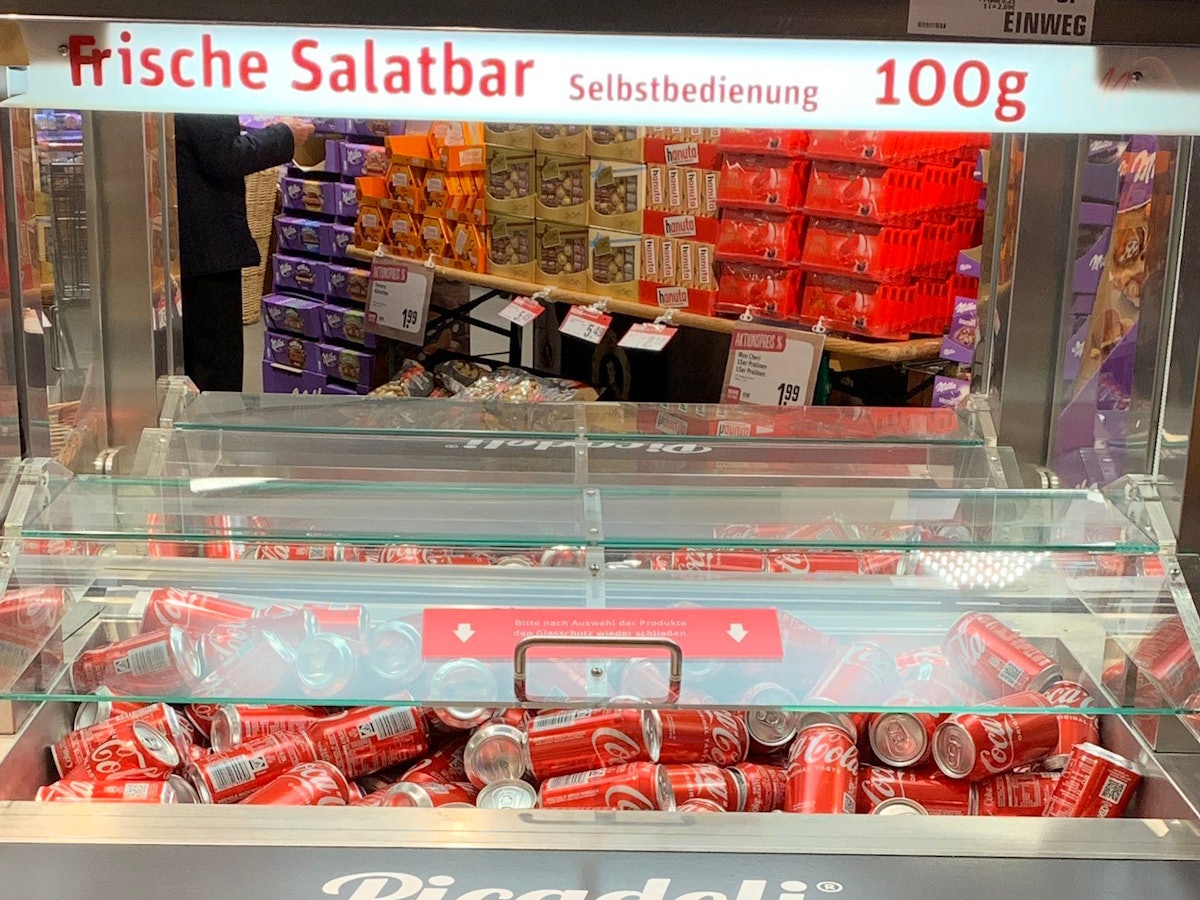 Der Nutzer @te_poztlan teilt auf Twitter ein Foto von einer Rewe-Salatbar mit Cola-Dosen am 9. Dezember.