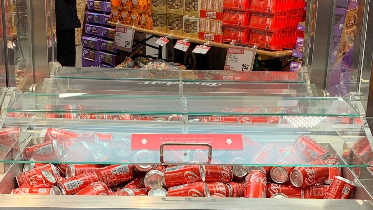 Der Nutzer @te_poztlan teilt auf Twitter ein Foto von einer Rewe-Salatbar mit Cola-Dosen am 9. Dezember.