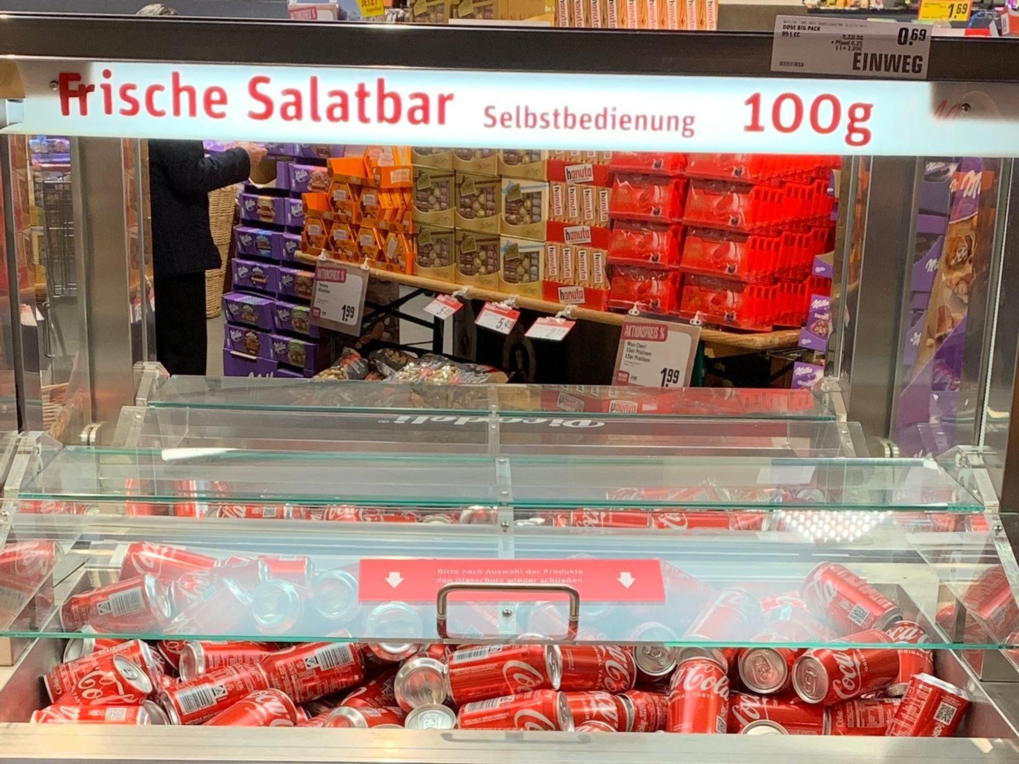Der Nutzer @te_poztlan teilt auf Twitter ein Foto von einer Rewe-Salatbar mit Cola-Dosen am 9. Dezember.